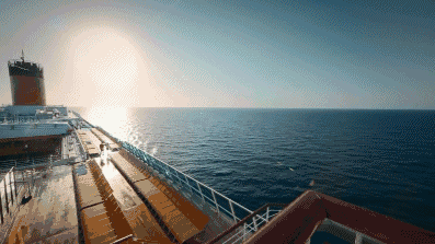 巨輪乘風破浪，向前航行