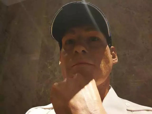 凌厲的眼神流轉，目光如炬，手掌的青筋清晰暴出，歲月的紋路無情橫亙&mdash;&mdash;樹脂雕塑《站崗》