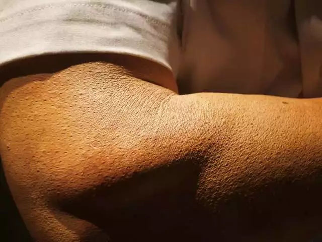 雞皮疙瘩、老年斑、皺紋、皮膚曬后顏色處理等等細節(jié)&mdash;&mdash;樹脂雕塑《站崗》