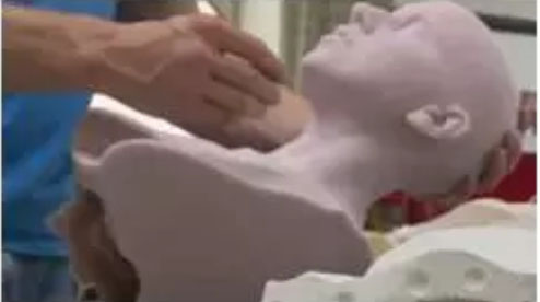 制作雕塑的過程開始于雕刻家用黏土、蠟或其他材料創(chuàng)造出原始模型