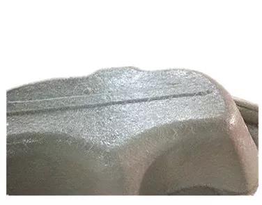 用樹脂和玻璃纖維復(fù)合在浴缸胚料的底部，使成型產(chǎn)品有足夠的強(qiáng)度