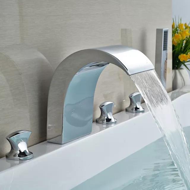 對(duì)其他水管、電氣、水龍頭等零部件進(jìn)行裝拼，走過這所有步驟，一個(gè)完整的亞克力浴缸制品才得以面世