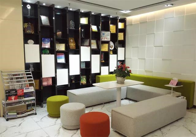 客戶不會(huì)因?yàn)槲覀兊漠a(chǎn)品感動(dòng)，客戶只會(huì)因?yàn)槲覀兊膯T工而感動(dòng)！