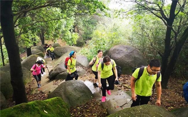 博皓人穩(wěn)健的步伐，燦爛的笑容，同心徒步