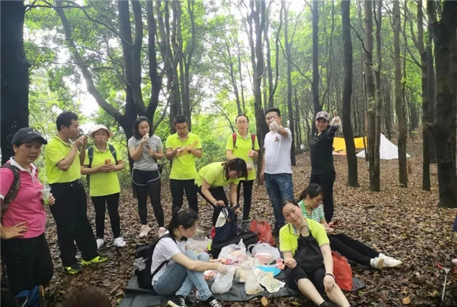 博皓人勞作過后，分享、享受美食