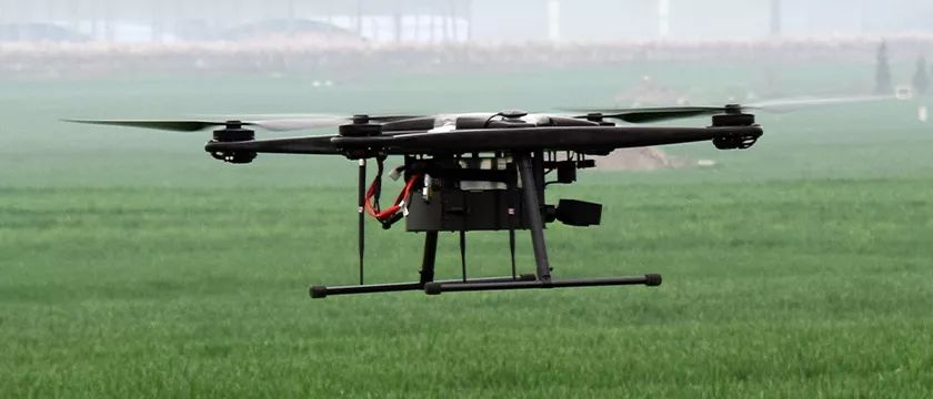 碳纖維復(fù)合材料在快遞無(wú)人機(jī)領(lǐng)域應(yīng)用發(fā)展?jié)摿薮? /></p>
<p>&nbsp;</p>
<p>針對(duì)這些難題，除了通過(guò)優(yōu)化設(shè)計(jì)和更高品質(zhì)的電池系統(tǒng)外，<strong>通過(guò)使用輕量化材料減輕無(wú)人機(jī)自重也是一個(gè)有效的解決方案</strong>。以挪恩復(fù)材為國(guó)內(nèi)某無(wú)人機(jī)企業(yè)定制的無(wú)人機(jī)外殼為例，<strong>整個(gè)殼體采用<a href=