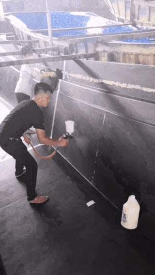 工人在FRP船模上噴涂蜜蠟HydroSpeed。它可以節(jié)省時間，勞動力和金錢！