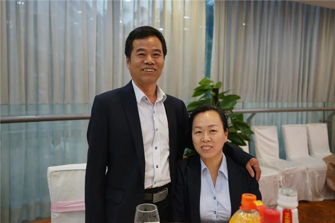 博皓家人們歡聚一堂，把酒言歡，開(kāi)懷暢飲