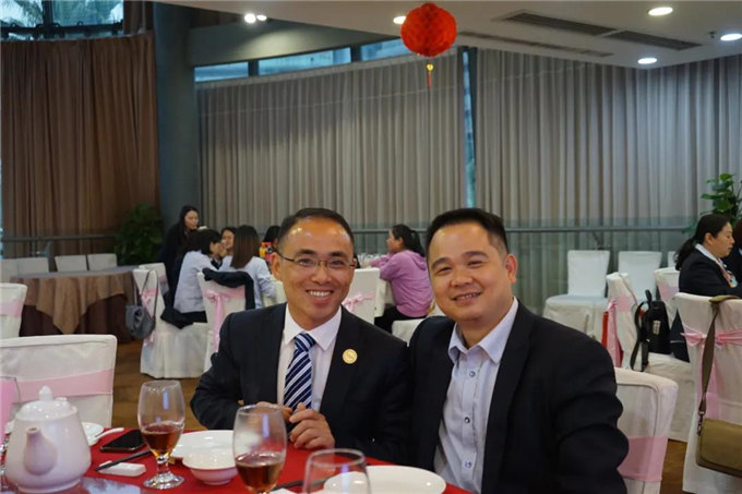 博皓家人們歡聚一堂，把酒言歡，開(kāi)懷暢飲-2