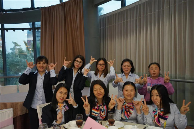 博皓家人們歡聚一堂，把酒言歡，開(kāi)懷暢飲-3