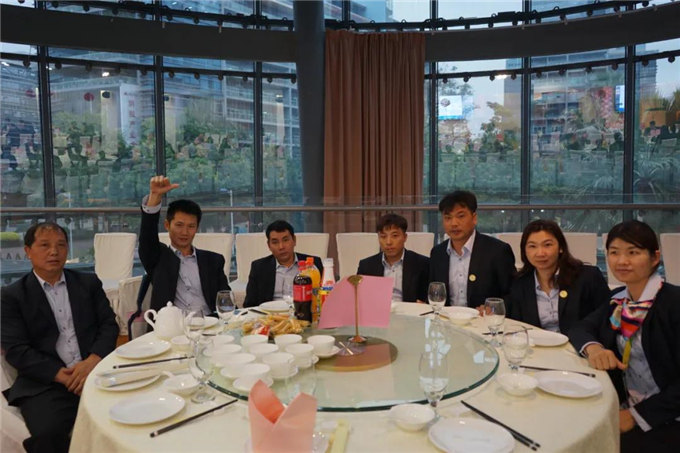 博皓家人們歡聚一堂，把酒言歡，開(kāi)懷暢飲-4