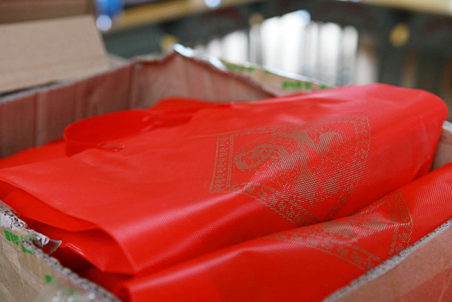 給學(xué)生準(zhǔn)備的小禮物（文具盒、筆、糖果）