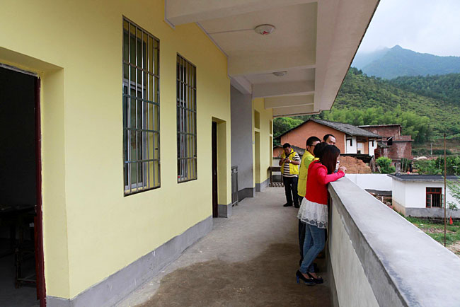 梅嶺小學(xué)位置較偏僻，在群山懷抱之中