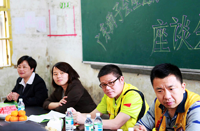 上猶團(tuán)縣委曾書記（左二）、廣東獅子會(huì)星海隊(duì)的前任隊(duì)長吳志強(qiáng)獅兄、現(xiàn)任隊(duì)長宋衛(wèi)星獅兄在座談會(huì)