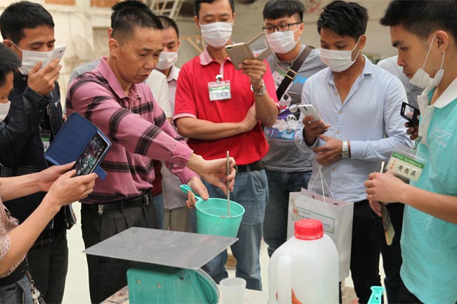 均勻攪拌膠衣、固化劑，使之充分融合