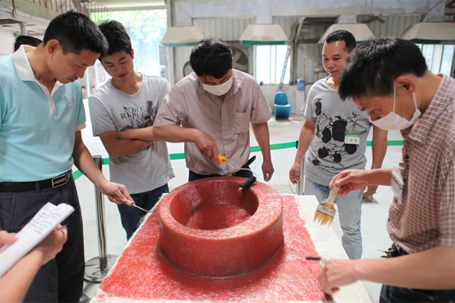 用輥筒壓實(shí)玻纖，排除多余樹脂