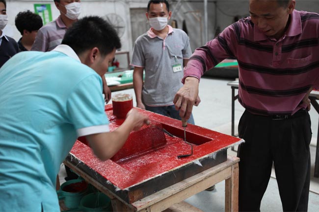 用輥筒壓實(shí)玻纖，排除多余樹脂