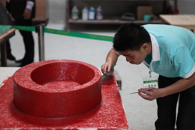 對(duì)表面層進(jìn)行排氣泡、除毛刺