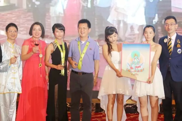 作品《唐卡》拍得善款18萬元！