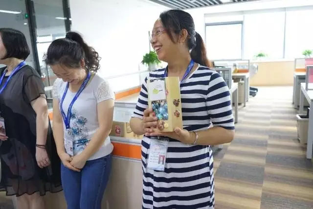 女神媽媽收到禮物后喜悅之情溢于言表，是不是很迷人呢？