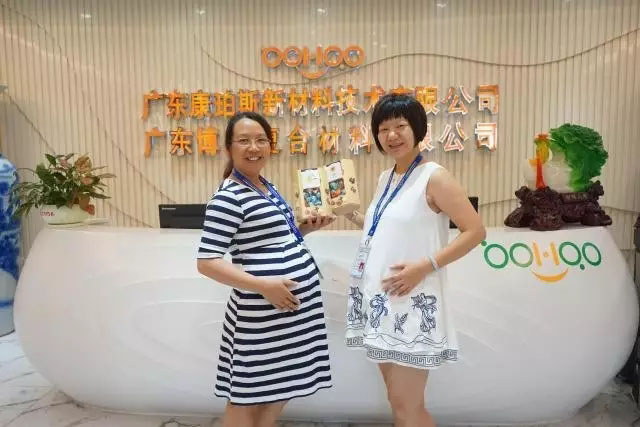 博皓家庭里銷售精英賴姐（左）和客服部黃經(jīng)理（右），兩位既是精明干練的職場女精英，同時也是熱心關(guān)愛博皓家人的優(yōu)雅媽媽